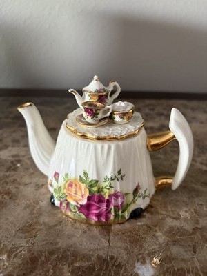 1996 Royal Albert Old Country Roses Mini Porcelain Victorian Tea Table Teapot