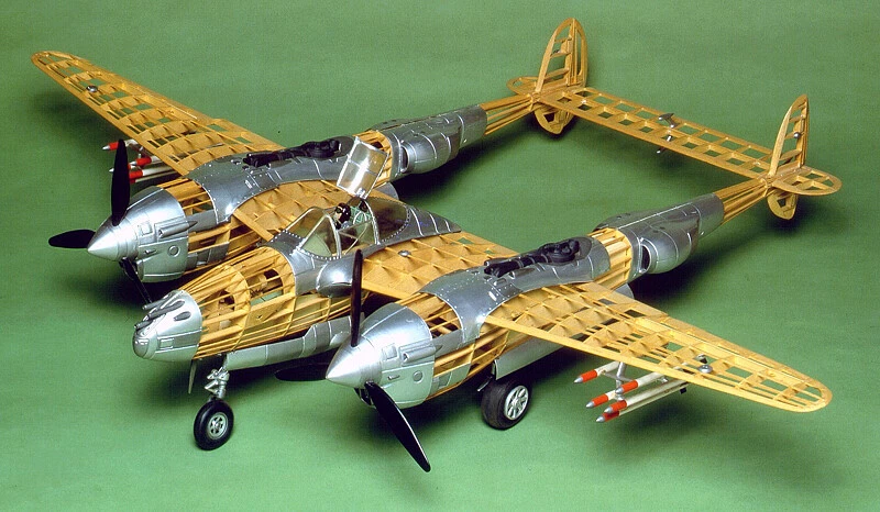 Guillows 2001 P-38L Fulmine 1:16 Scala Balsa Legno Kit 102cm Ala Span - Courier - Immagine 2 di 4