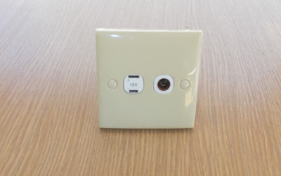 Beige Clipsal Antenne & 12 V Wohnwagen Wohnmobil Wohnmobil - 12vPA6-DD-9