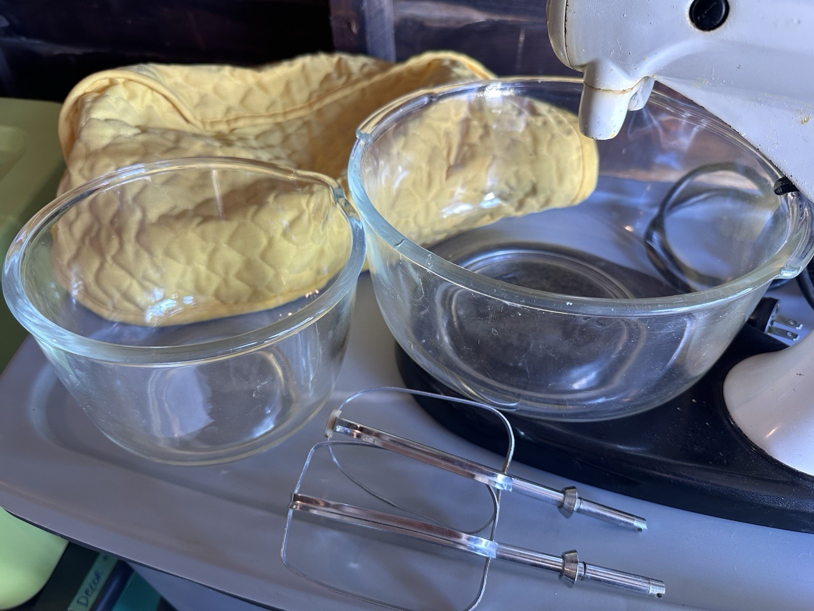 Retro Mixmaster Kitchen Mixer With 2 Glass Bowls, 2 Whisks, Cover and IT WORKS!!