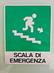 Cartello (uscita di emergenza in basso - emergency Cartello (uscita di emergenza in basso - emergency