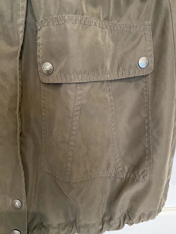 Chaqueta Parka DKNY Para Mujer Pequeña Resistente al Agua Con Capucha Línea Larga Cintura Ajustable Foto 3 de 4