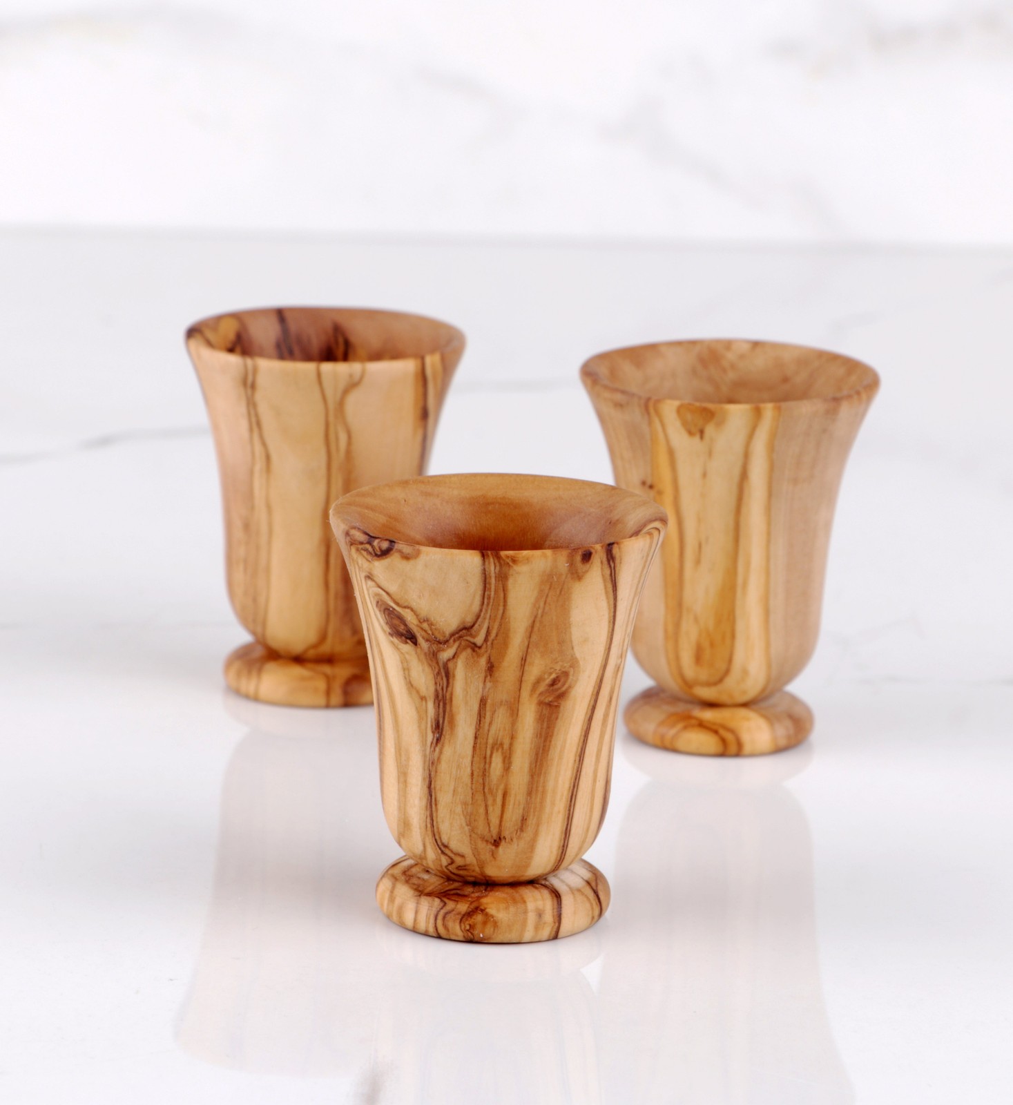 Verre en bois d'olivier pour l'apéro : gobelet fait main idéal pour vos pique-niques nature