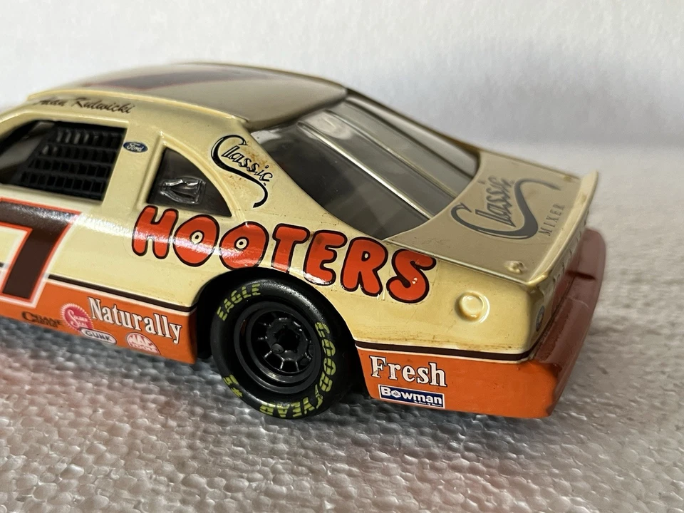REVELL 1991 NASCAR Ford Thunderbird #7 Alan Kulwicki escala 1:24 HOOTERS Foto 3 de 4