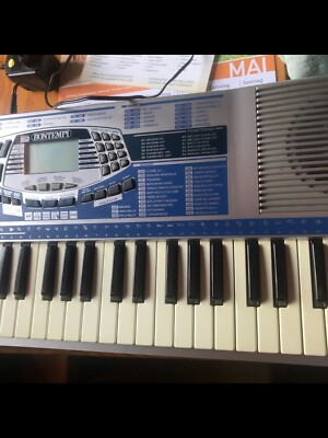 Bontempi Keyboard mit Notenständer und 3 Notenhefte.