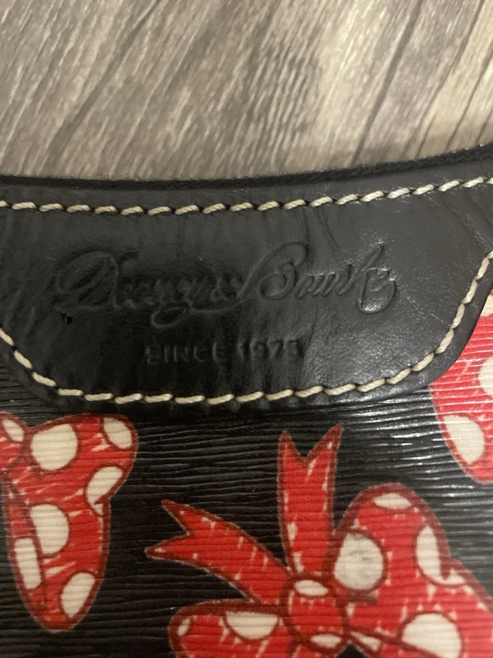 Bolsa de mão Dooney Bourke / Disney com laços vermelhos excelente estado - Imagem 2 de 4