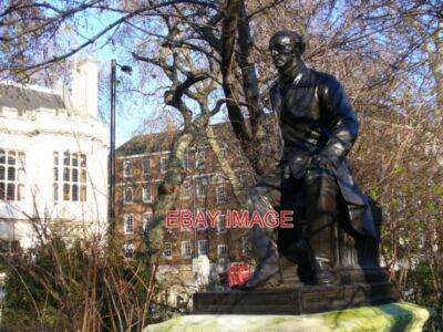FOTO JOHN STUART MILL STATUE IN TEMPELGÄRTEN ZUM BERÜHMTEN PHIL AUS DEM 19. JAHRHUNDERT
