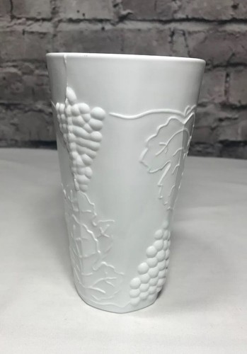 Vintage White Milk Glass Harvest Grapes Vines 12 Ounce Drinking Tumbler 6" Tall - Picture 2 of 4
