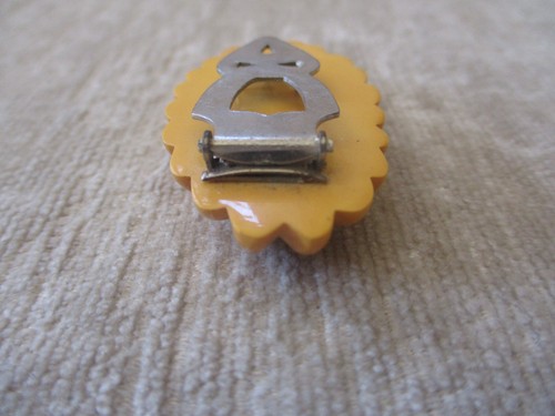 Abito vintage intagliato in bachelite clip butterscotch con intarsi intricati - Foto 11 di 12