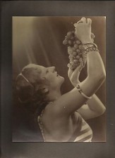 FOTO ARTISTICA ORIGINALE DI GRANDI DIMENSIONI _ DONNA CON L'UVA _ ANNI '20 ?