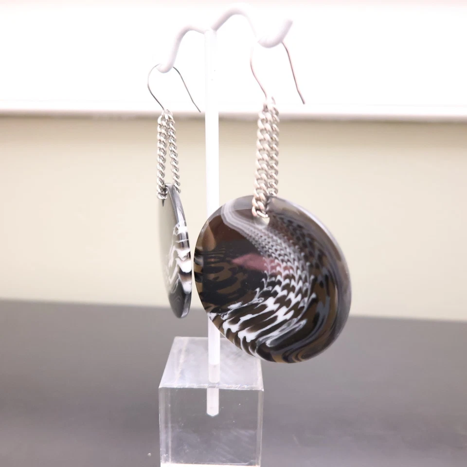 Тарина Тарантино серьги закрученные медальоны черный белый серебристый цепочки подвеской - Изображение 2 из 4