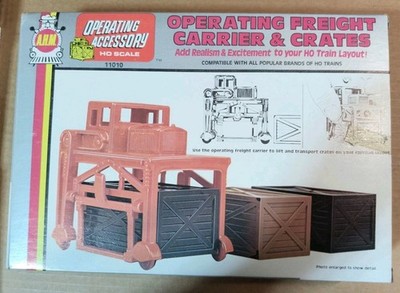 AHM HO Scale Operating Freight Carrier & Crates Kit No. 11010, Used VGC in Box