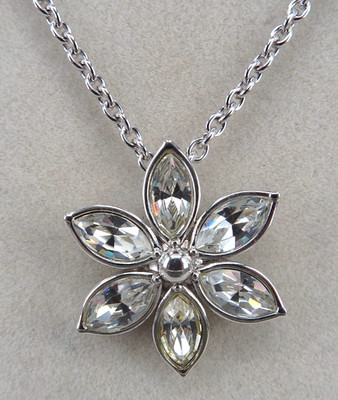Neugablonz: Design Anhänger Blüte an Kette Diamanten Swarovski Elements (122703)