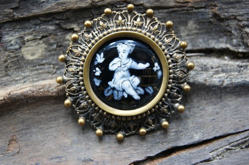 Antique French Limoges Enamel Bronze Brooch Pin – Hand Painted Cherub Scene - Picture 2 of 19
