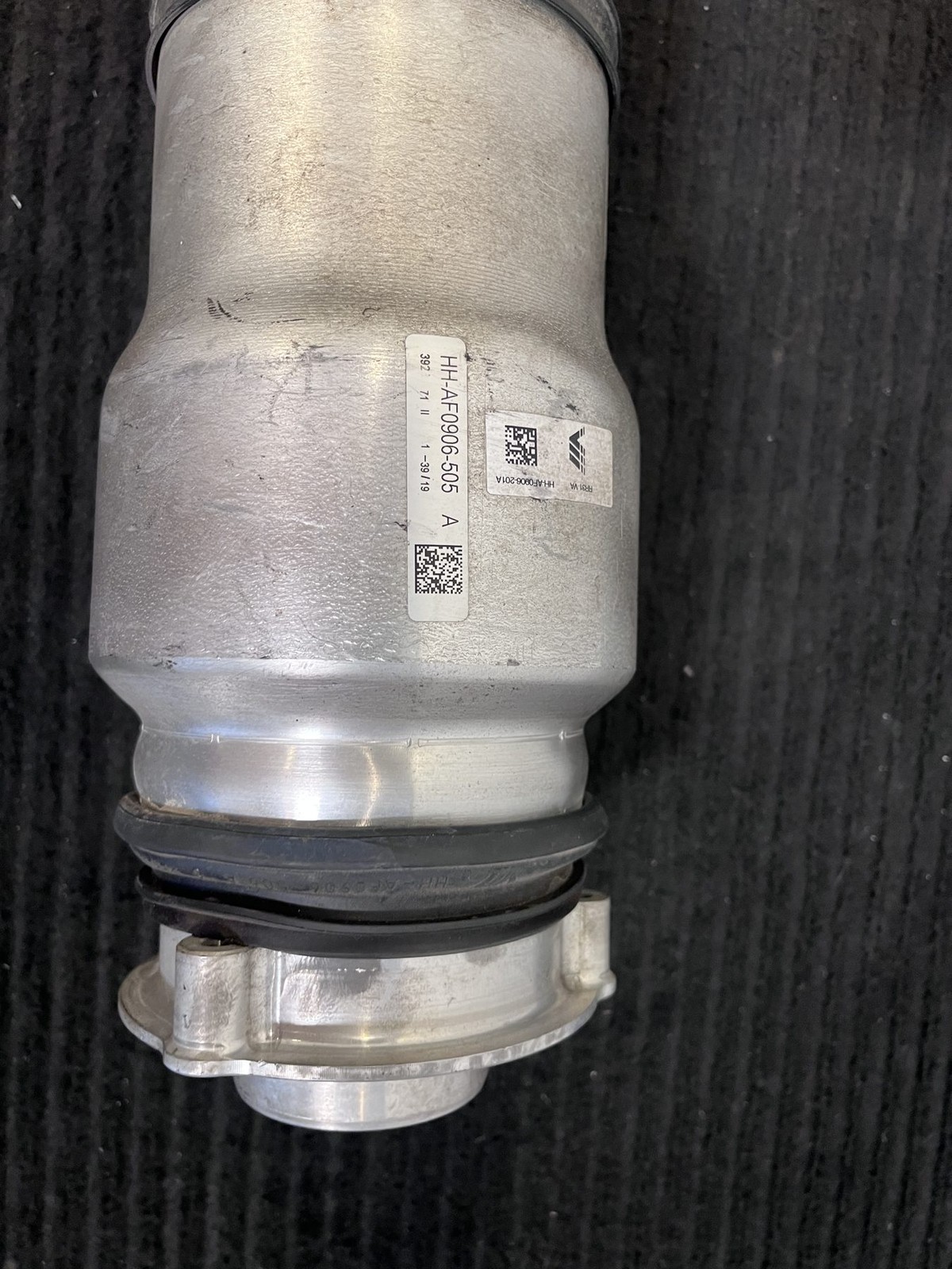 Rolls-Royce Cullinan 2019-2020 Front Right Air suspension strut P/N 37106899088