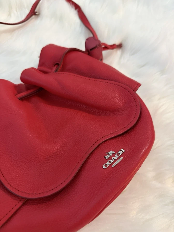 Bolso Bandolera Coach con Cordón Rojo Pétalos Estilo Cuero Guijarro F57543 Foto 2 de 4