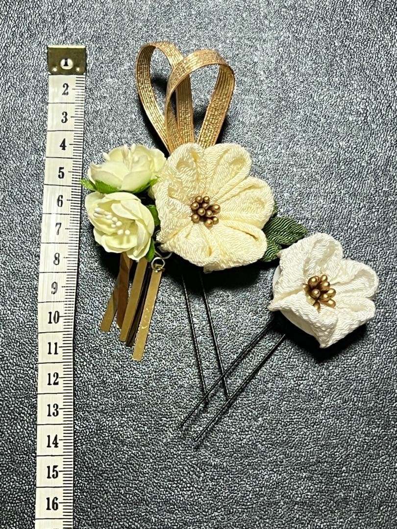 Tsumami-zaiku Hair Ornament Set White Gold Kimono Jewelry Worn for Coming of Age