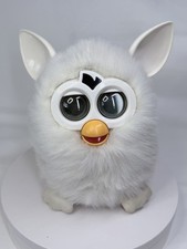 Hasbro Furby 2012 Palla di Neve Bianca Giocattolo Interattivo da Collezione, Funzionante