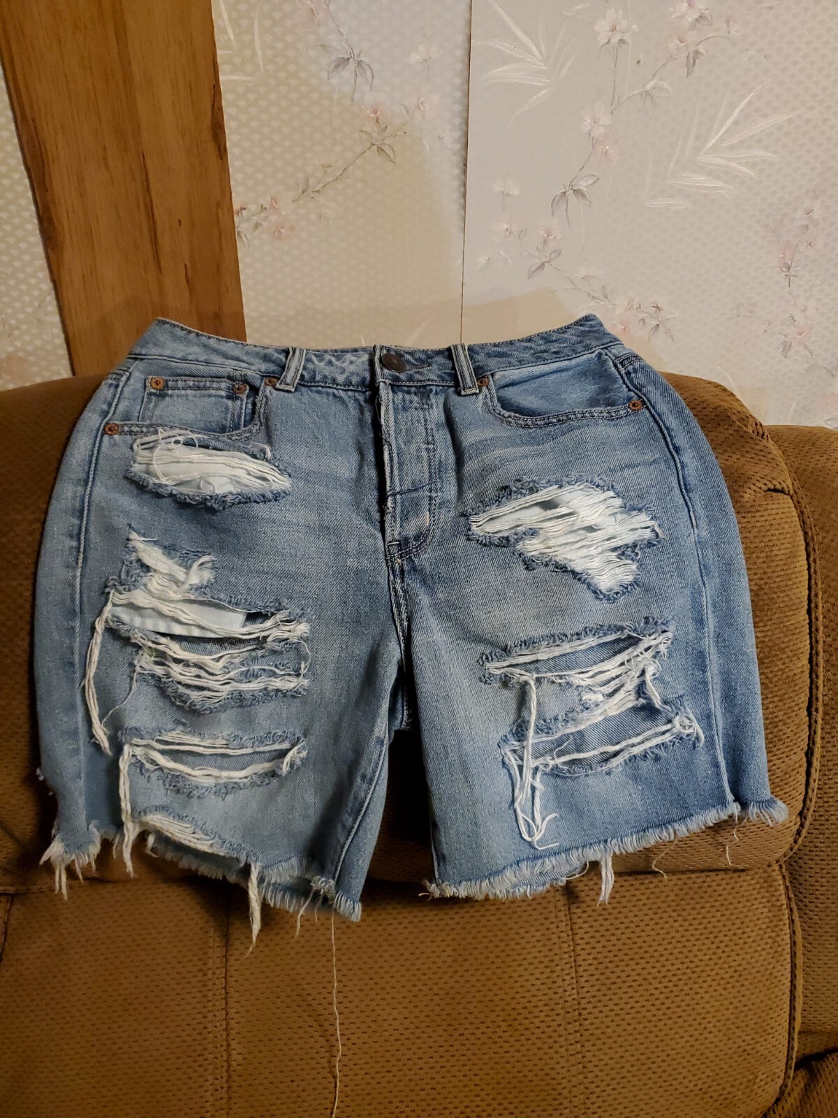 WOMEN AMERICAN EAGLE DISTRESSED CUT OFF JEANS (SHORT… Gem
