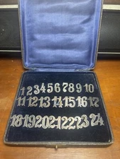 Coffret 24 Insignes Serviettes De Table Chiffrés Argent Massif Ciselées Pays-Bas