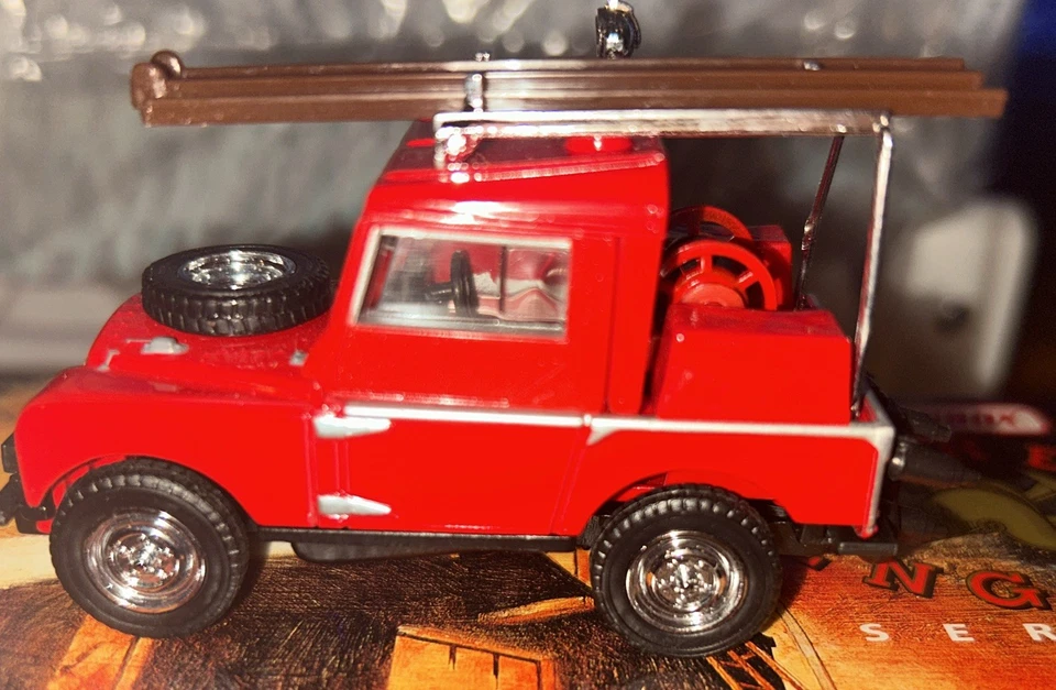 MATCHBOX-MODELS OF YESTERYEAR-YFE02-1948 LAND ROVER AUXILIARY-FIRE ENGINE SERIES - Image 2 of 4