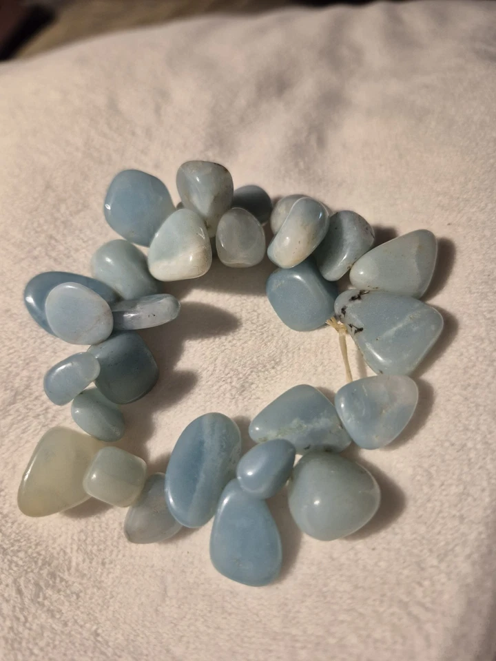 Bonita y delicada pulsera elástica aguamarina diferentes piedras formadas Foto 2 de 2