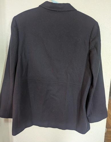 EUC Sag Harbor Navy Blue Blazer Size 12 100% Wool With Unique Stitching Detail - Picture 2 of 3