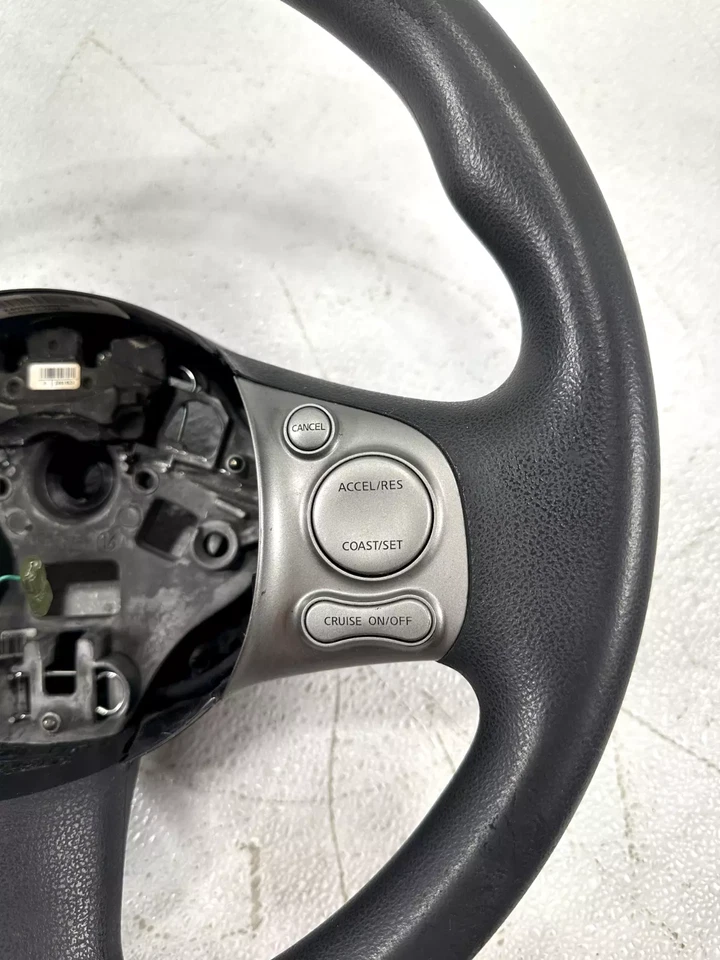 Volante de couro preto Nissan Cube 2016-21 com áudio rádio controle de cruzeiro - Imagem 3 de 4