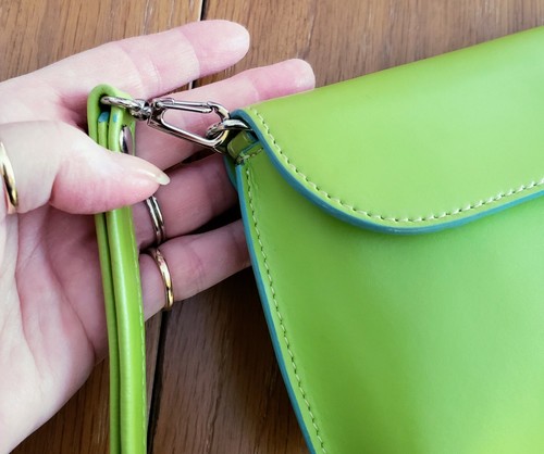 Cartera de muñeca de cuero grueso verde lima/aguacate y aguamarina LODIS con correa desmontable - Imagen 4 de 9