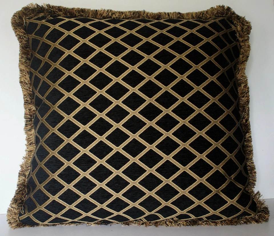 Almohada decorativa con flecos de chenilla bordada moderna negra y dorada Foto 2 de 4