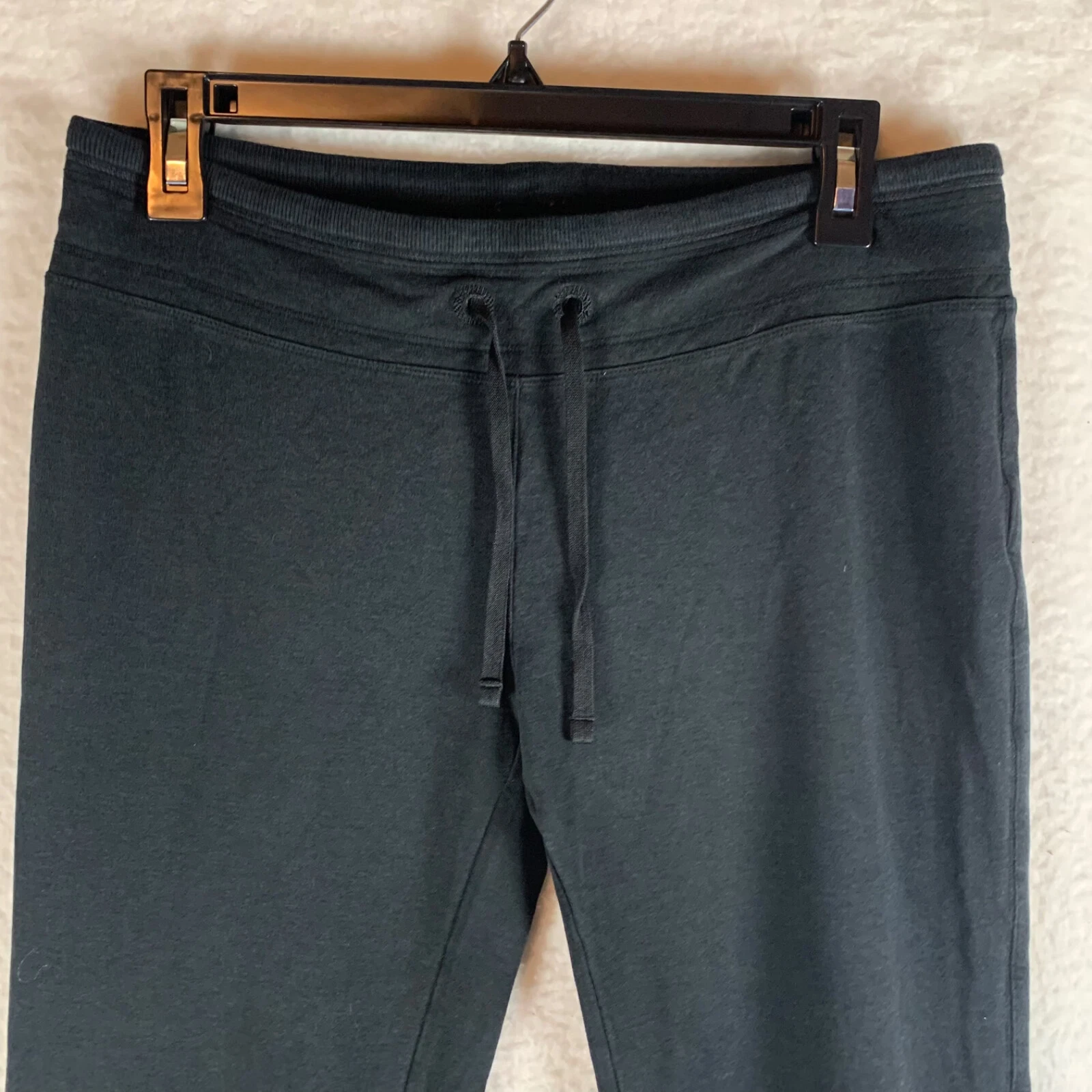 alo-yoga drawstring waistband athleisure capri jogger pants