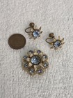 Vintage Ice Blue Rhinestone Goldtone Flower Pin And Screwback Earring Set — photo 6