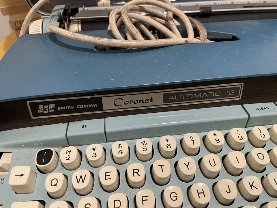 Corona Smith-Corona de colección automática 12 azul bebé en estuche años 60 probada funcionando Foto 2 de 4