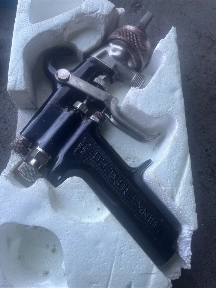 Binks Model 7 Spray Gun(2) And A Binks 2qt Pressure Cup Model 80 And A Bonus Foto 2 de 4