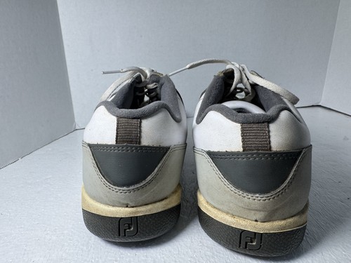 Zapato de golf FootJoy FJ Greenjoys sin clavos para hombre talla 10 M 45332 cuero blanco gris - Imagen 7 de 11