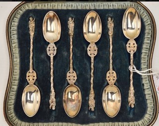 A CASED SET OF SIX EARLY 20TH CENTURY SILVER APOSTLE TOP TEASPOONS