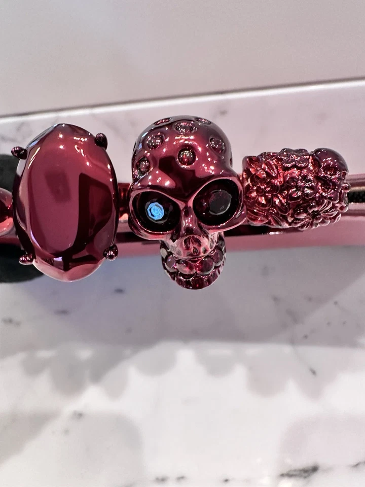 Bolso sin asas Alexander McQueen con joyas o nudillos en rojo oscuro Foto 3 de 4