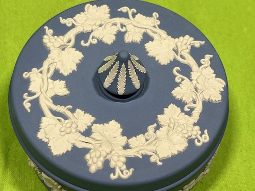 Wedgwood Jasperware Blue Grape Vine Powder Candy Jar Vanity Dresser Box & Lid - Picture 7 of 8