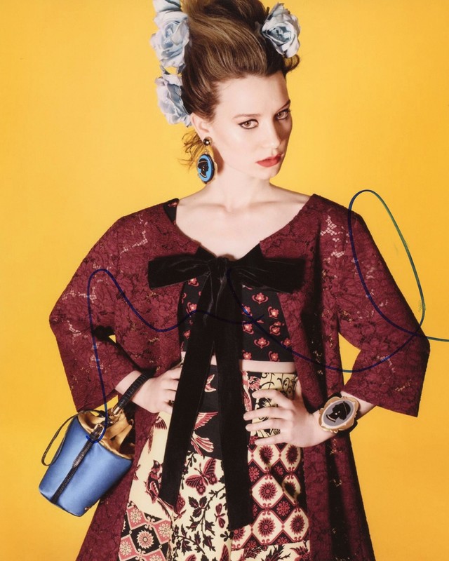 Mia Wasikowska "Alice in Wonderland" AUTOGRAPH Signed 8x10 Photo B