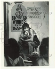 1986 Press Photo Ron Webb Calls Play-By-Play in Water Pistol Game at Fair