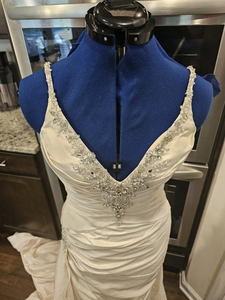 Vestido de novia pequeño crema Alfred Angelo con cuentas sin mangas Foto 2 de 4