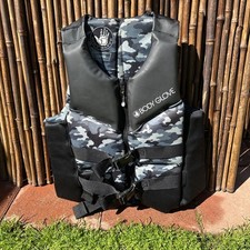 LIFE VEST Body Glove Men  s LARGE CAMO Coast Guard Approved Excellent Condition