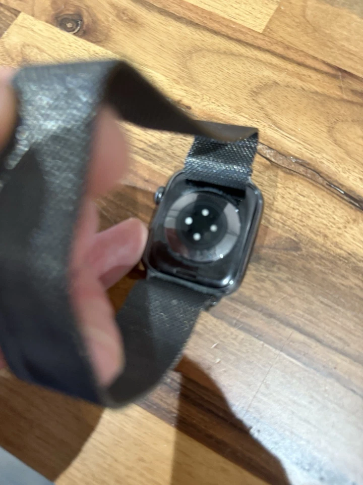 Apple Watch Series 8 45mm Stainless Steel Graphite, GPS Cell, Milanese Loop - Image 2 of 4