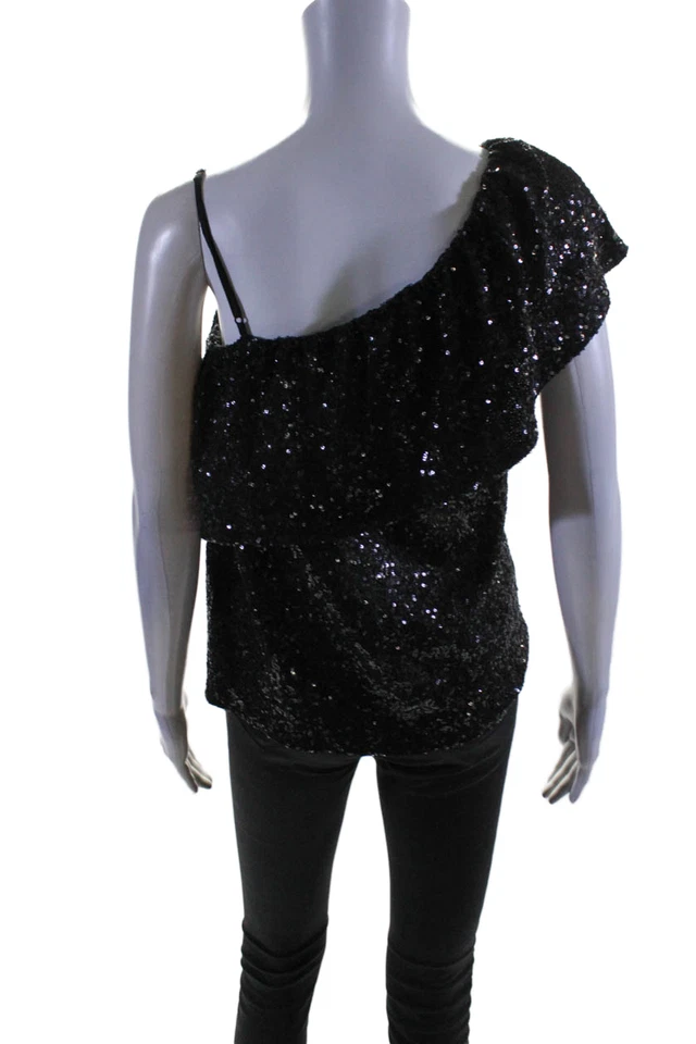 Top negro pequeño BB Dakota para mujer con correa de espagueti con volantes de un hombro lentejuelas Foto 3 de 4