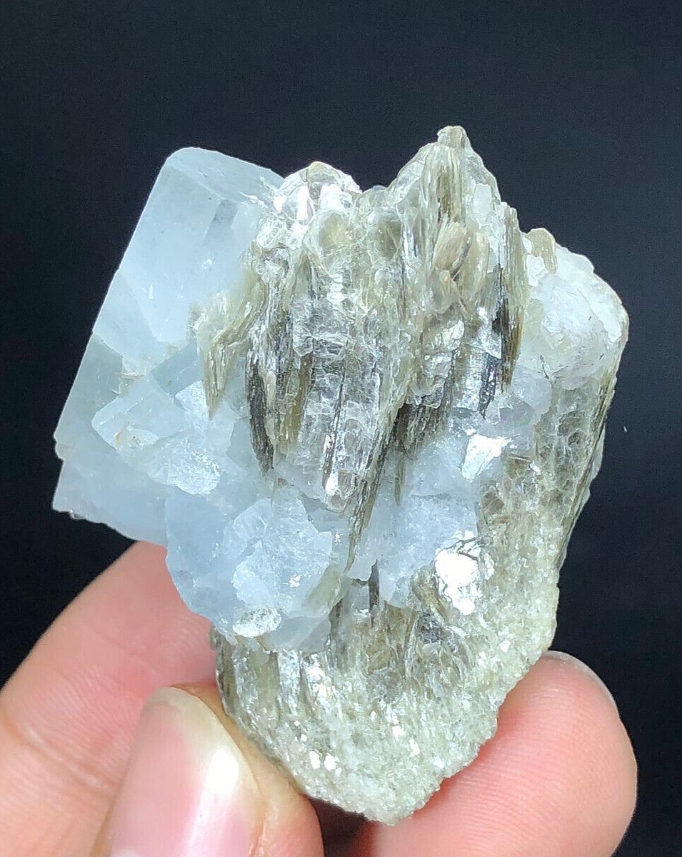アクアマリン　47g 47 Gram Natural Cluster Of Hexagonal Aquamarine Crystal With Mica