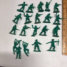 Bright Green Plastic Army men WW2 Soldier Figures Lot of 20