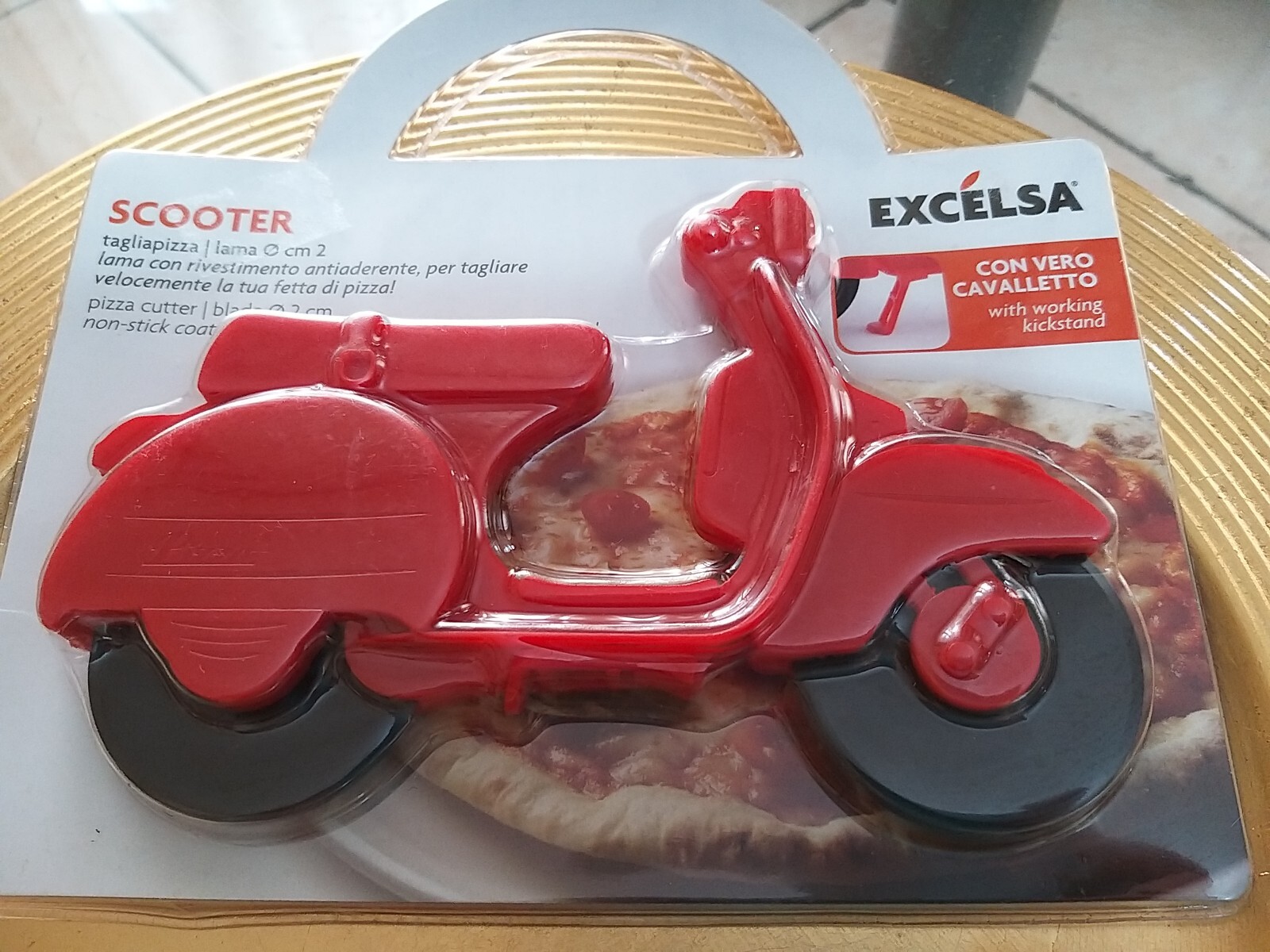 Taglia pizza Scooter lama con rivestimento antiderente Excelsa con cavalletto