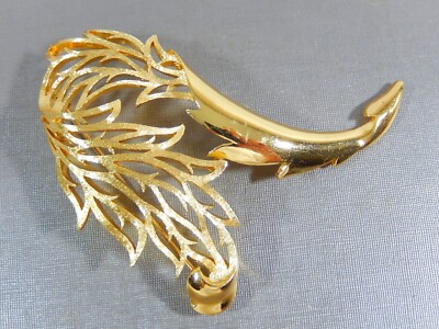 VTG CROWN TRIFARI HUGE MODERNIST CURLED LEAF 18KGP BROOCH IN EVC
