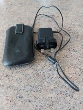 "SCHWARZE LEDER HANDYHÜLLE & HANDYLADEGERÄT"