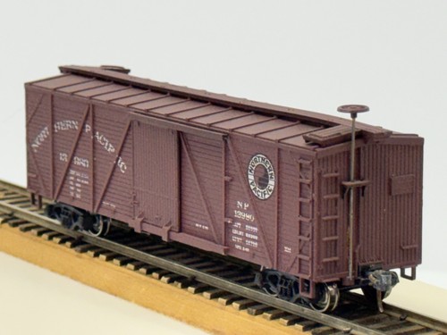 HO, Pacífico Norte, 40’ Boxcar, Marrón # 13980, Acoplador Kadee, Ruedas | Zustand: Used